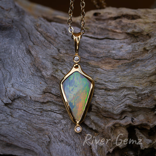 Single diamond top & bottom of besel set kite shaped opal.