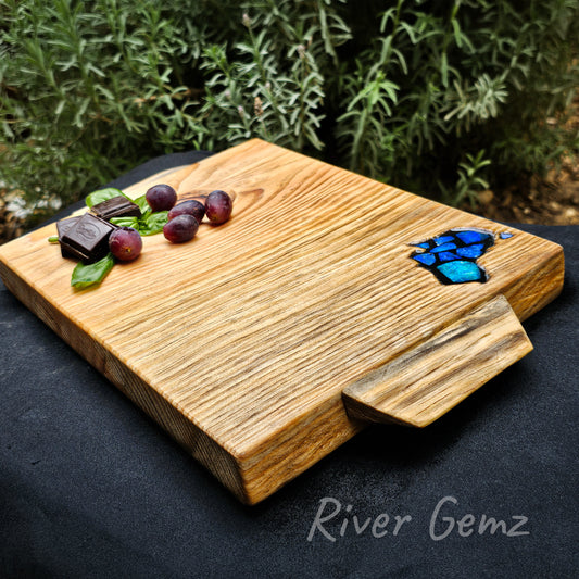 First of 5 product photos. The board has some red grapes and dark chocolate which contrasts well against the light timber tone.  The 3 cm thickness of the board is evident.