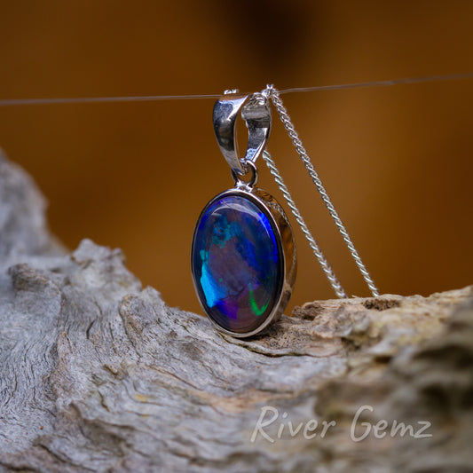 Oval shaped opal with thick colour band.