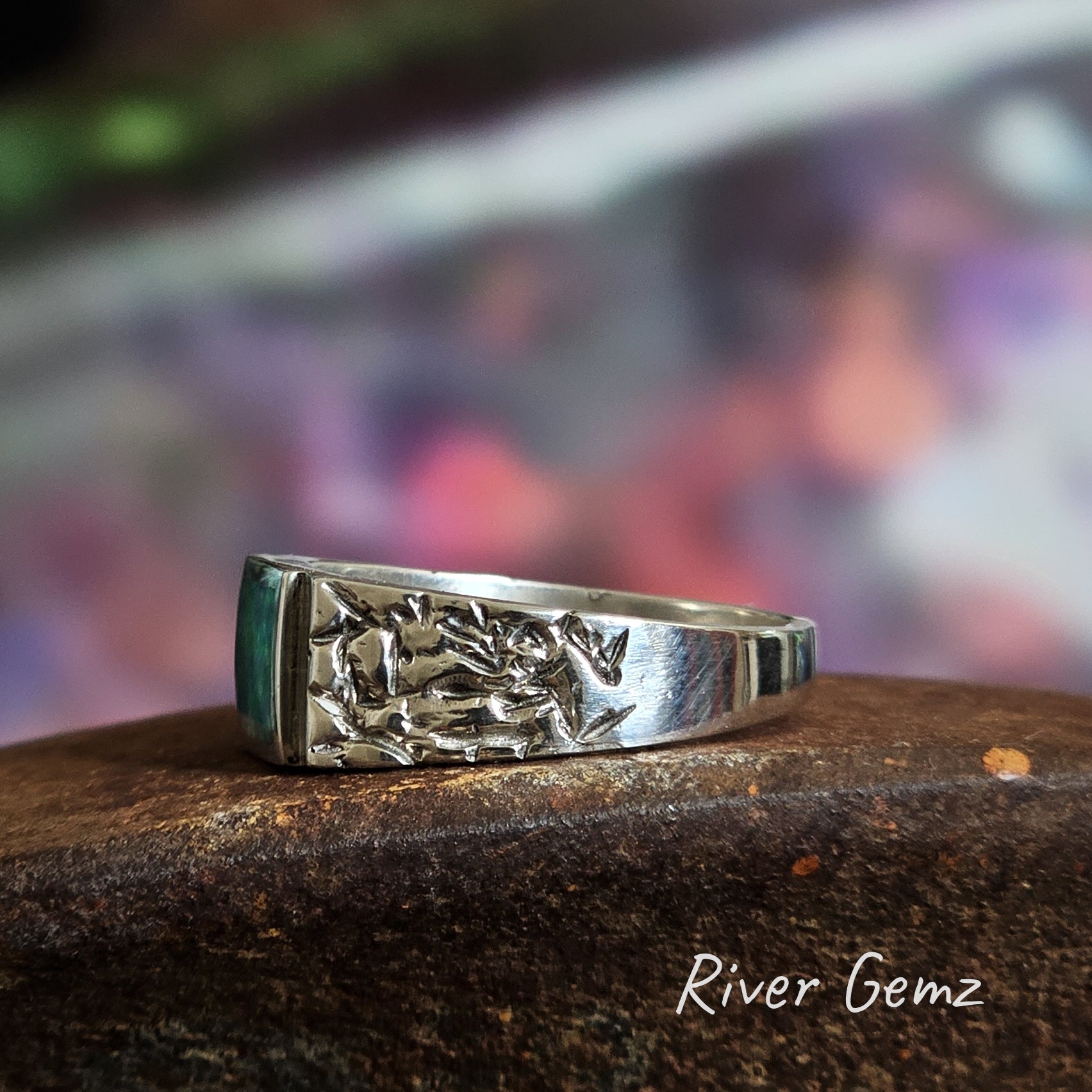 Side view of the ring shows the tapering of the shank towards the back together with the textured shoulders.