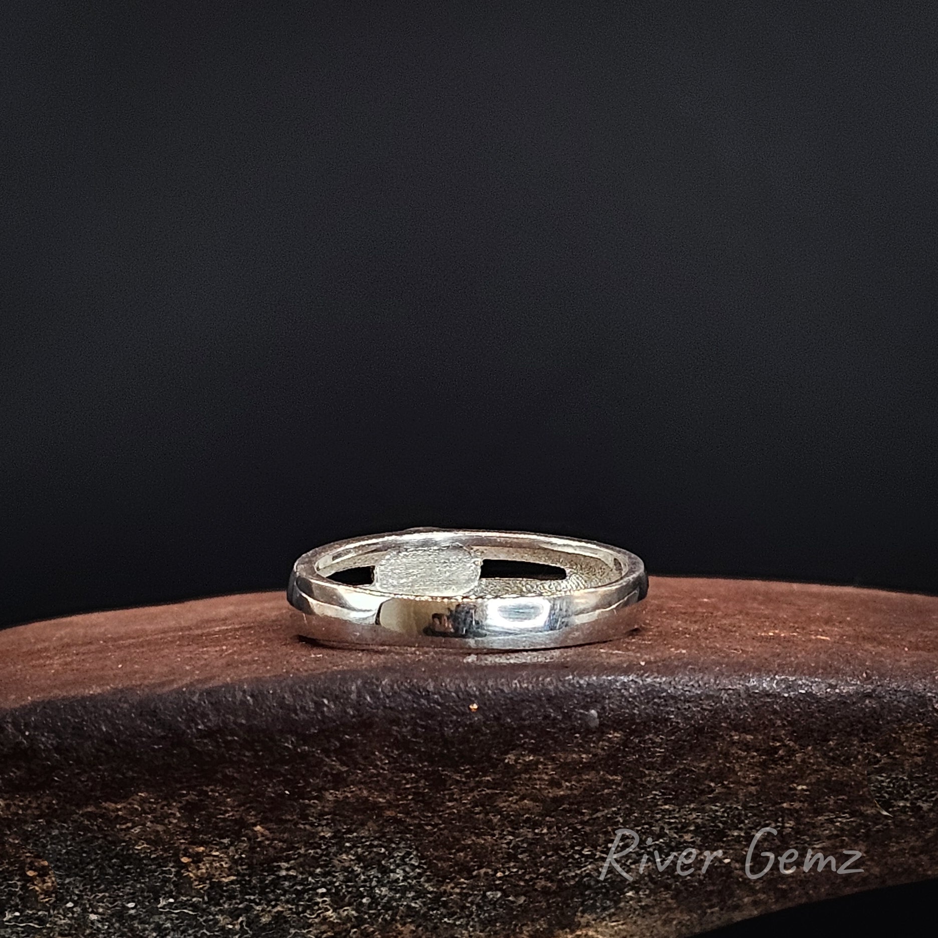 Rear view of the ring showing the solid silver behind the inserted opal.