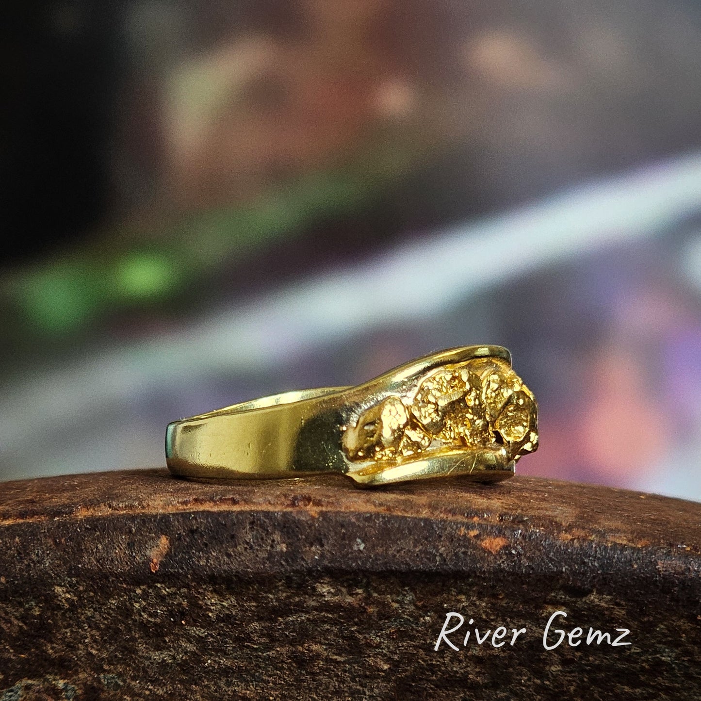 Side view of the natural gold nugget ring shows the width of the shank.