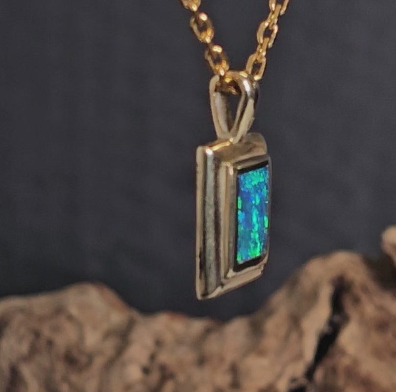 Video showing the necklace rotate 180 degrees.