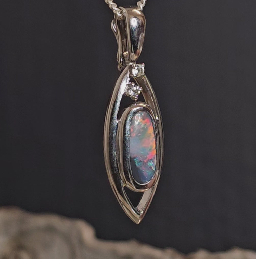 Video showing 360 degree view of the opal silver pendant.